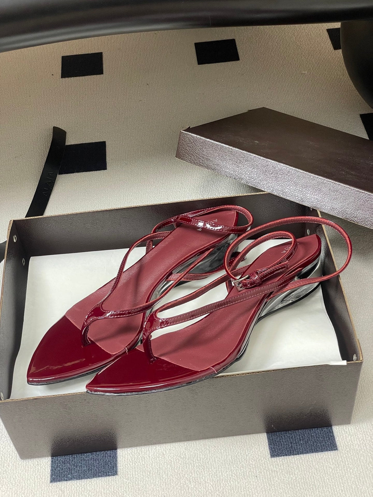 Alaia Invisible Thong Sandals 3cm Burgundy Patent Leather 835290