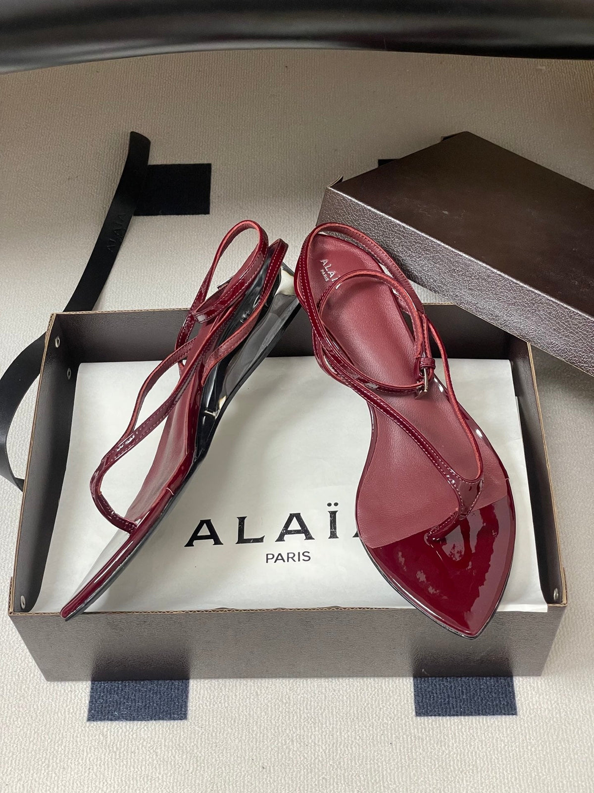 Alaia Invisible Thong Sandals 3cm Burgundy Patent Leather 835290