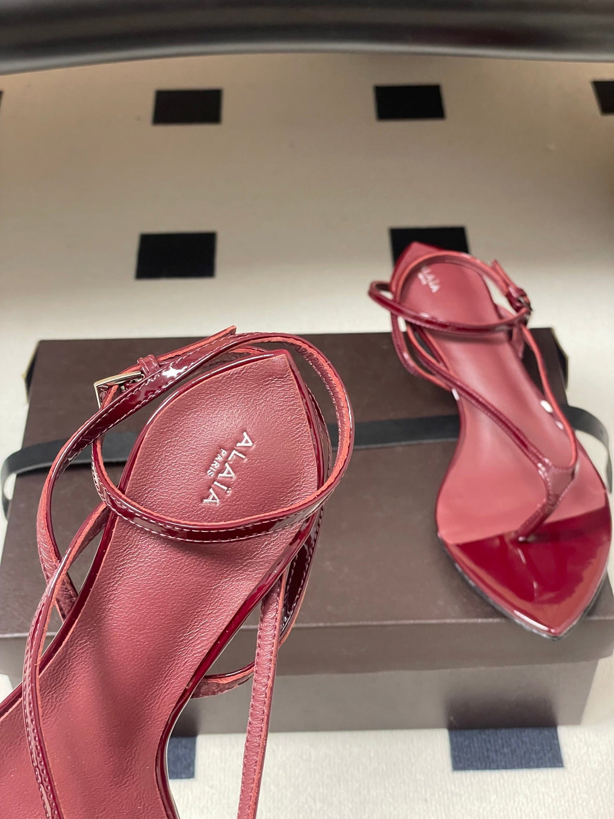 Alaia Invisible Thong Sandals 3cm Burgundy Patent Leather 835290