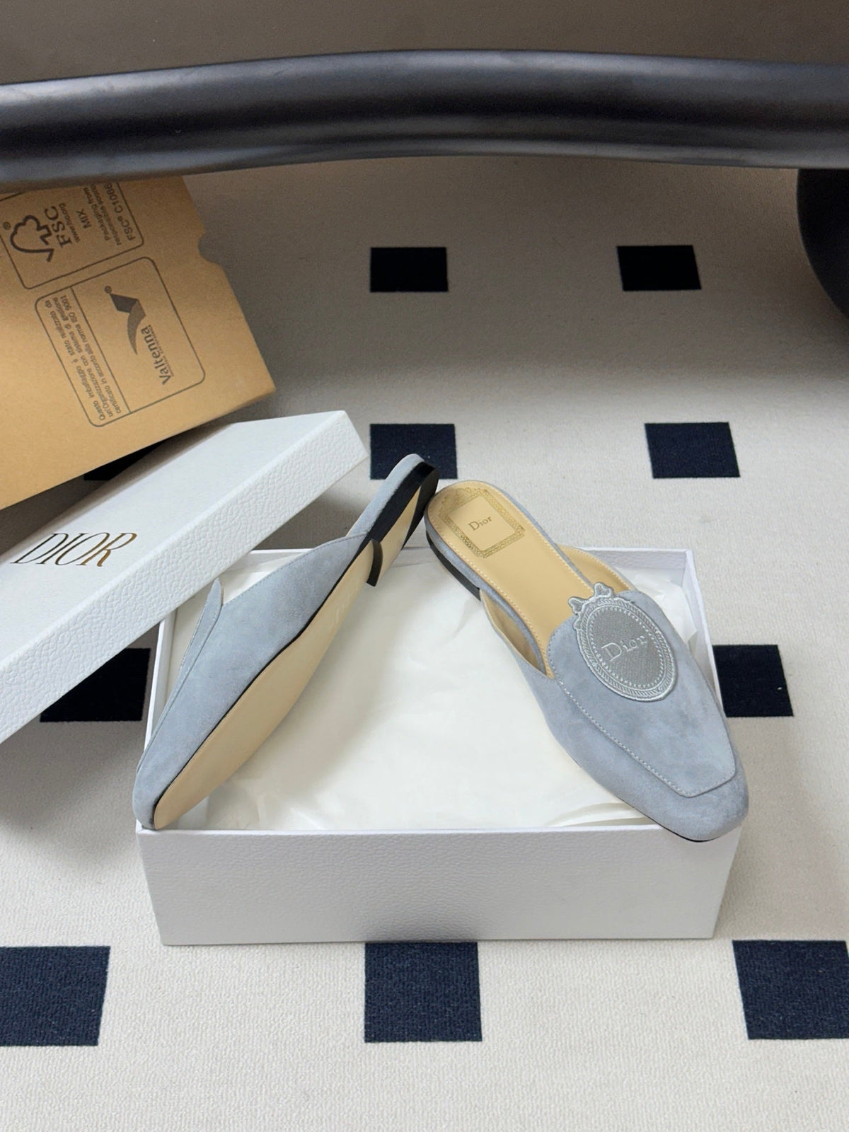 CD Médaillon Mule Light Grey Suede 834914