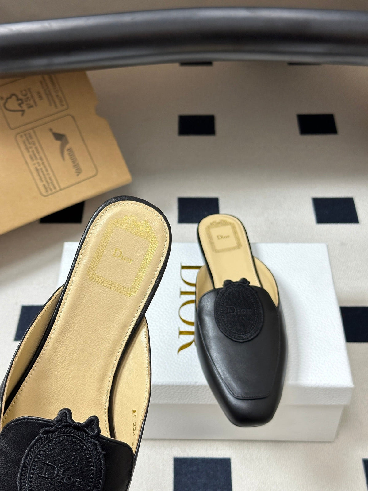 CD Médaillon Mule Black Lambskin 834917