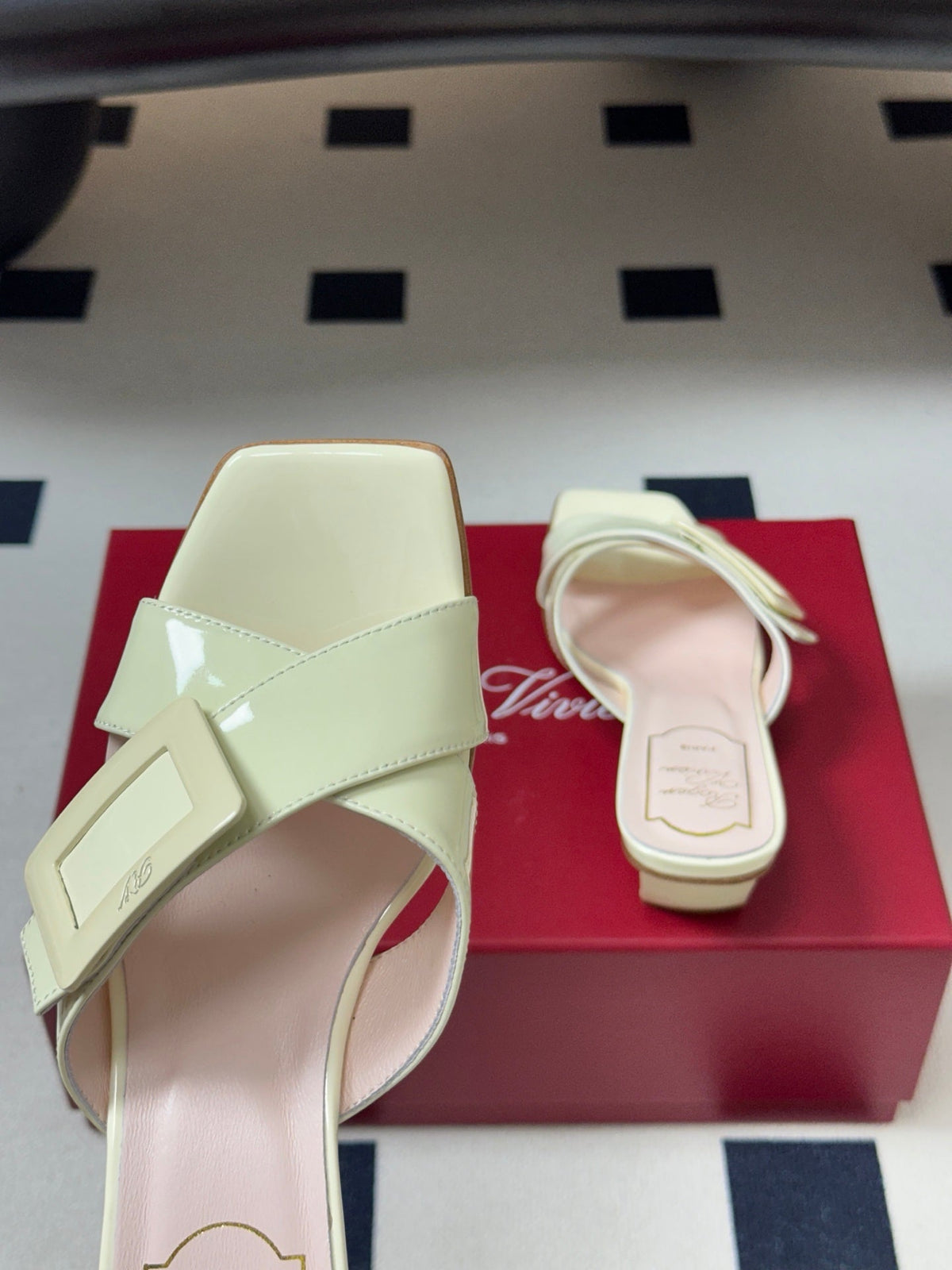 Belle Vivier Mules Cream Patent Leather 835130