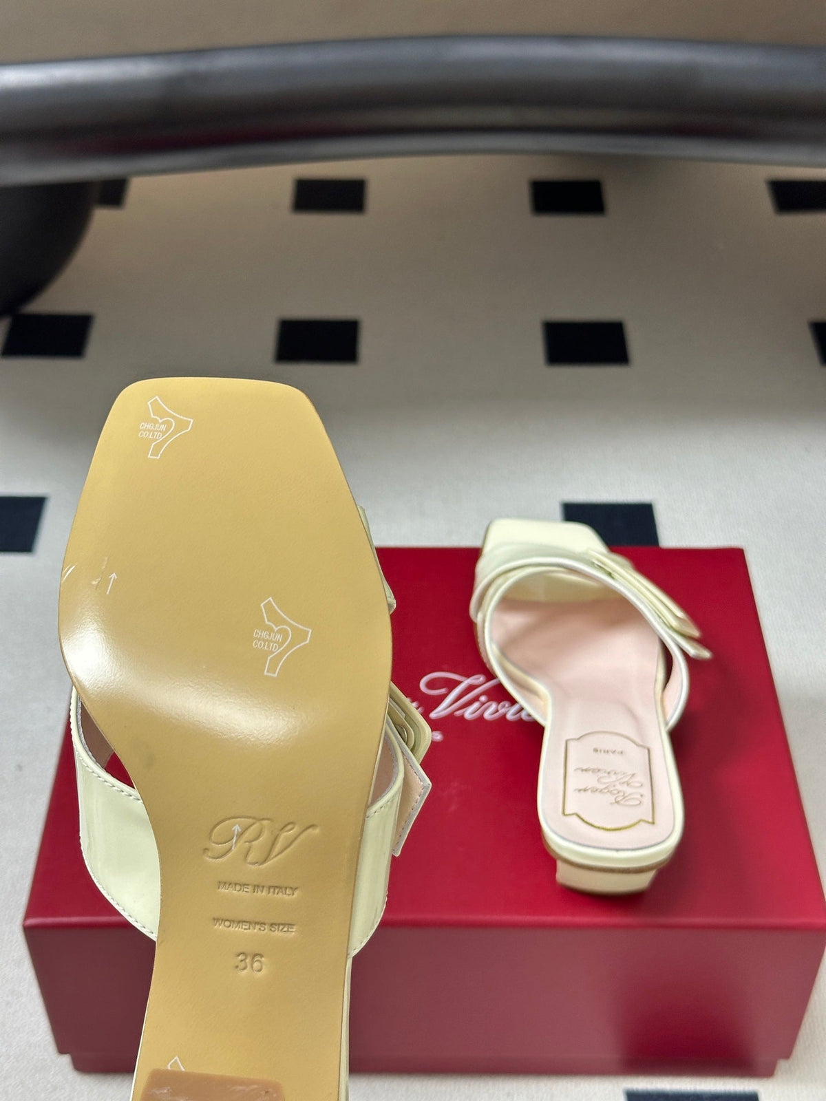 Belle Vivier Mules Cream Patent Leather 835130