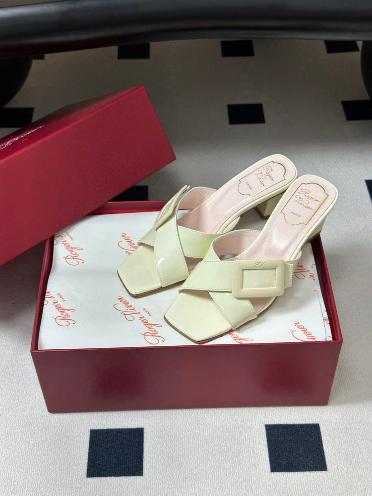Belle Vivier Mules Cream Patent Leather 835130