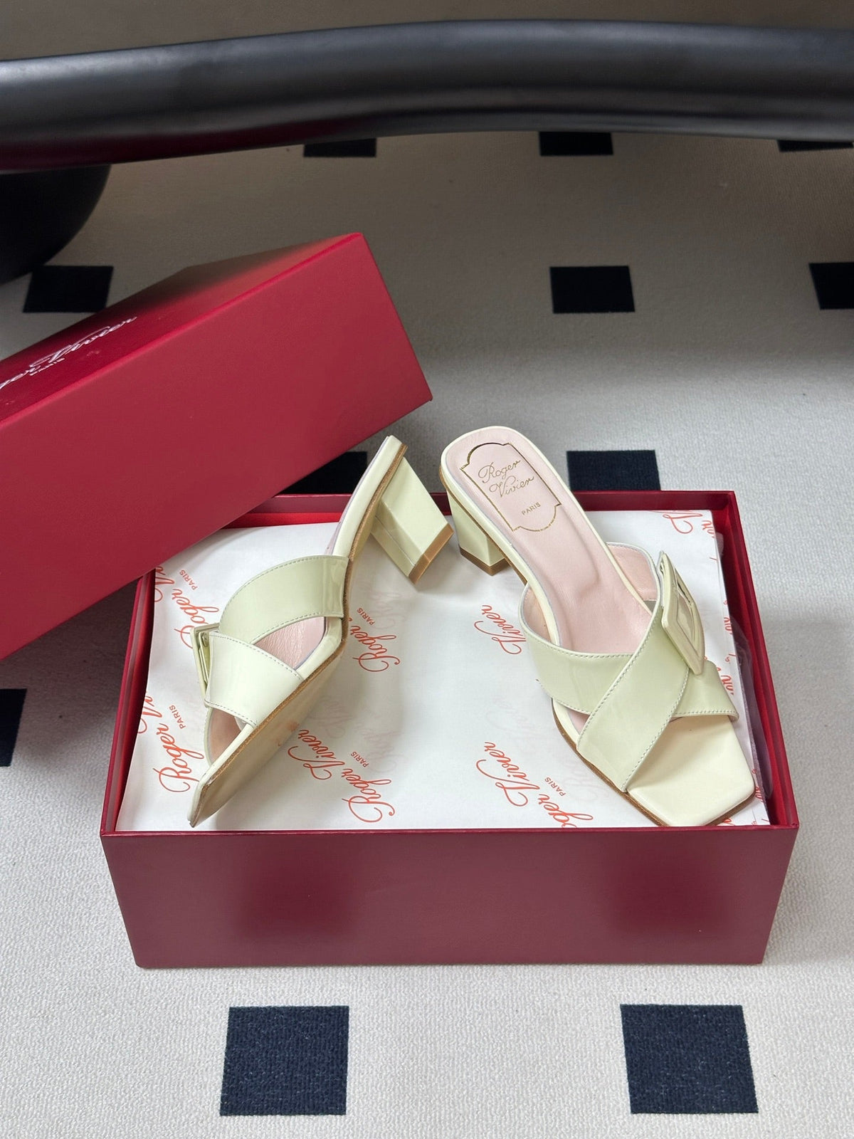 Belle Vivier Mules Cream Patent Leather 835130