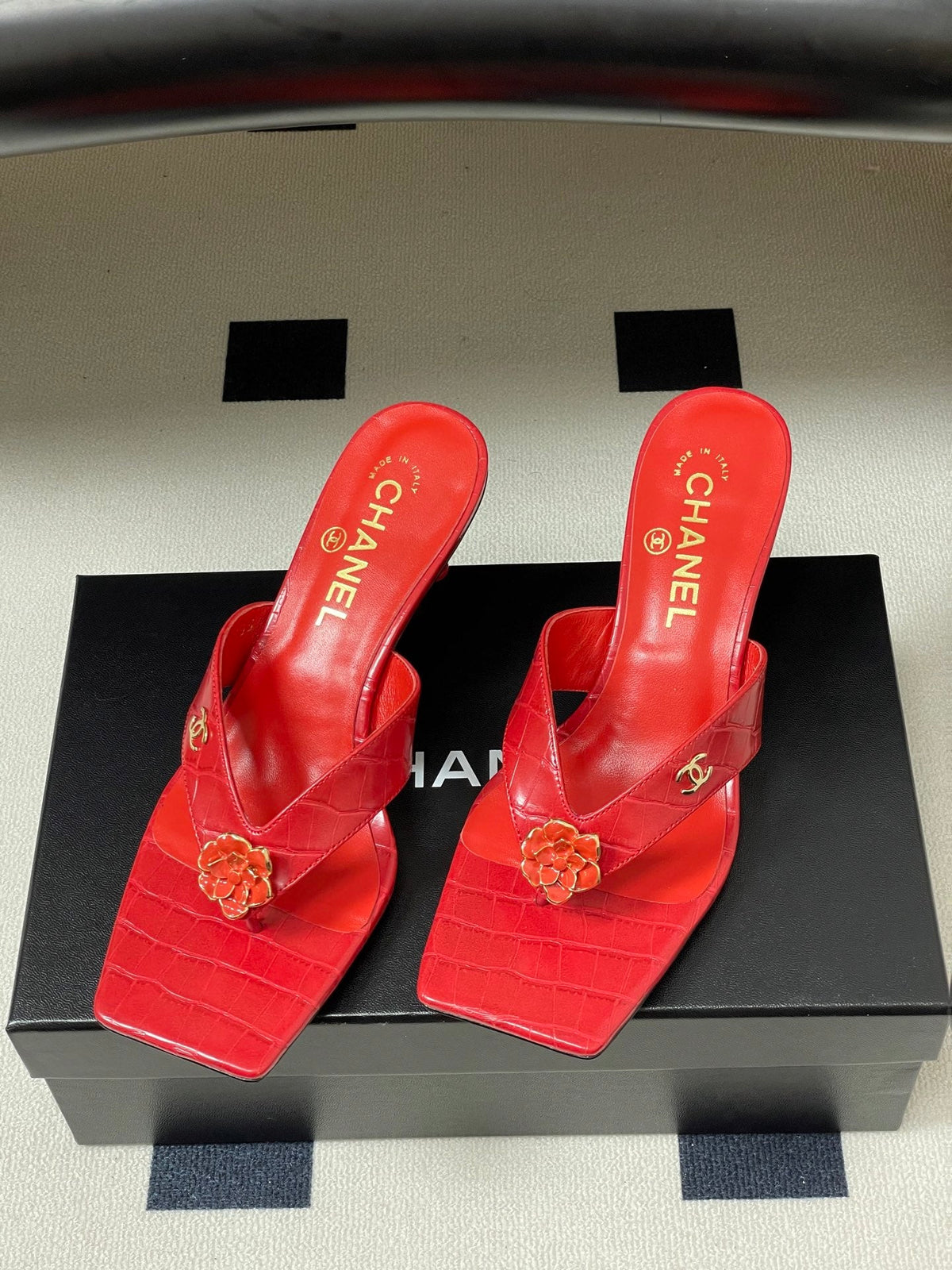 CC 26s Camellia High-Heeled Sandals Square Toe 6cm Red Embossed Leather 834724