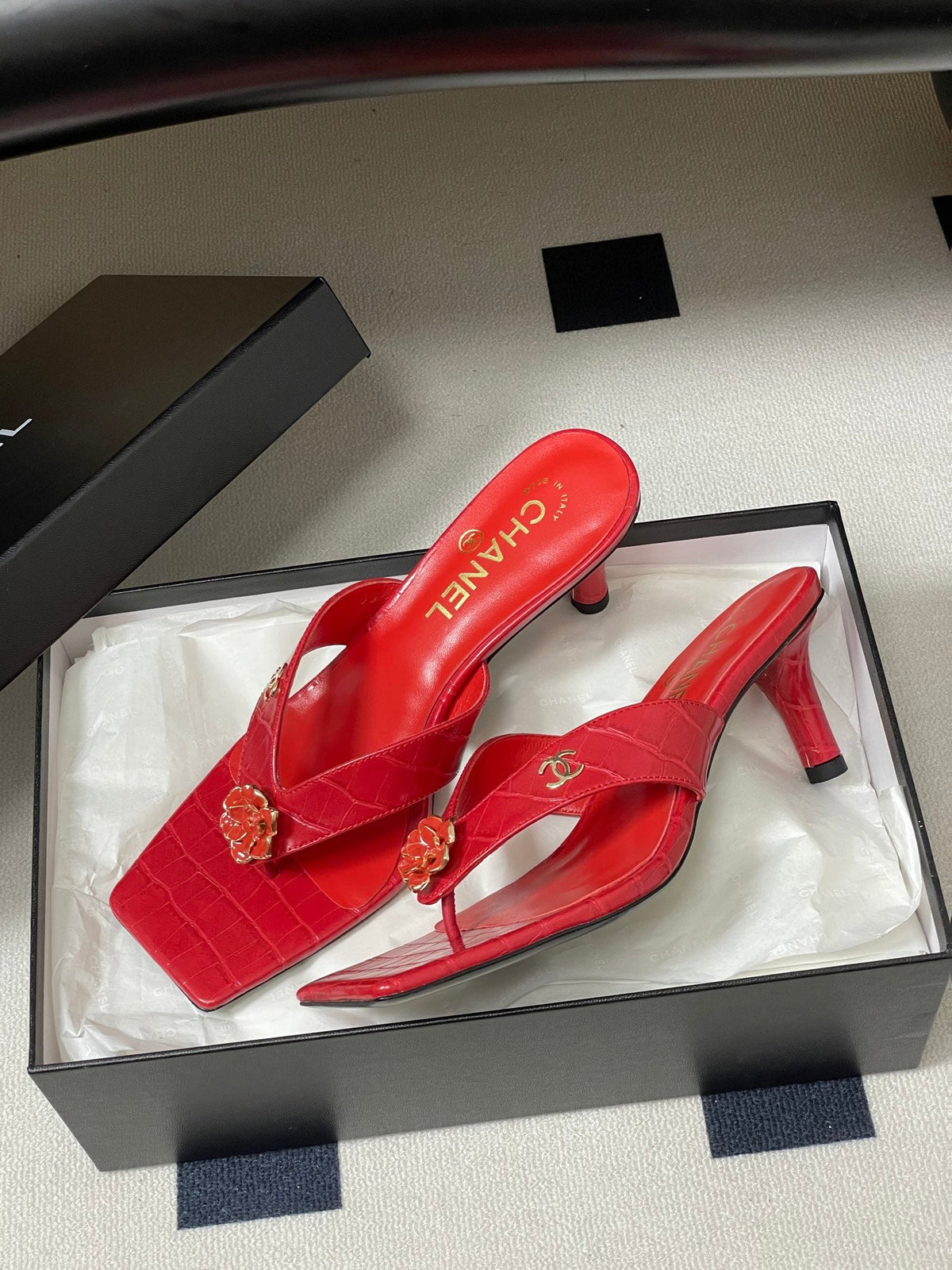 CC 26s Camellia High-Heeled Sandals Square Toe 6cm Red Embossed Leather 834724