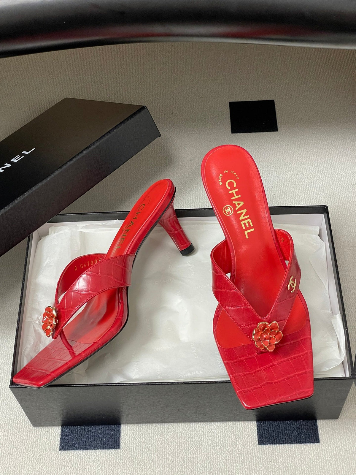 CC 26s Camellia High-Heeled Sandals Square Toe 6cm Red Embossed Leather 834724