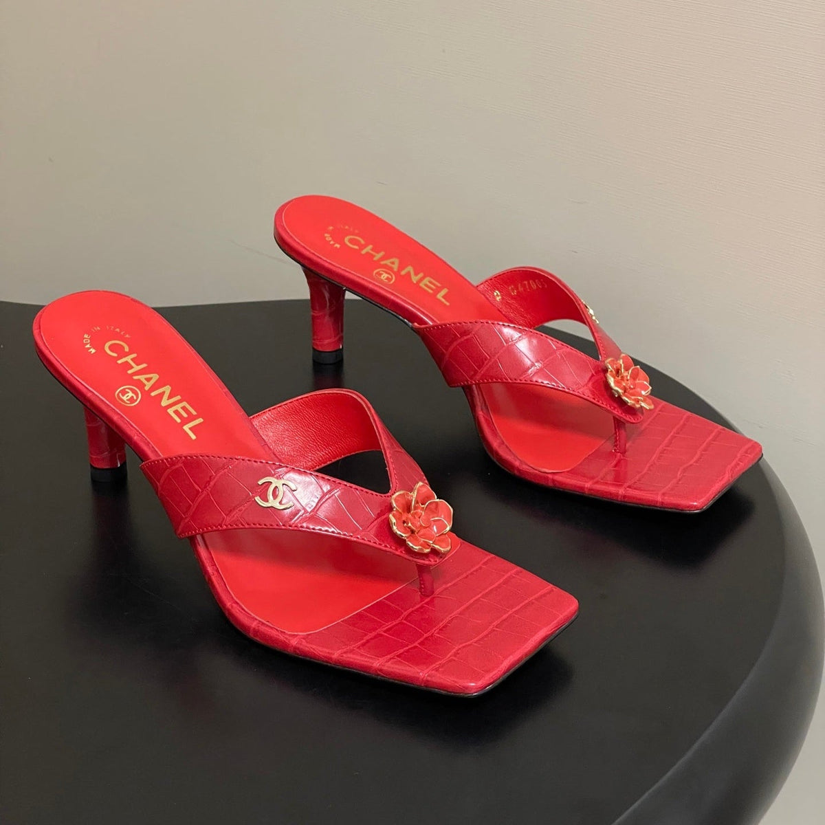 CC 26s Camellia High-Heeled Sandals Square Toe 6cm Red Embossed Leather 834724