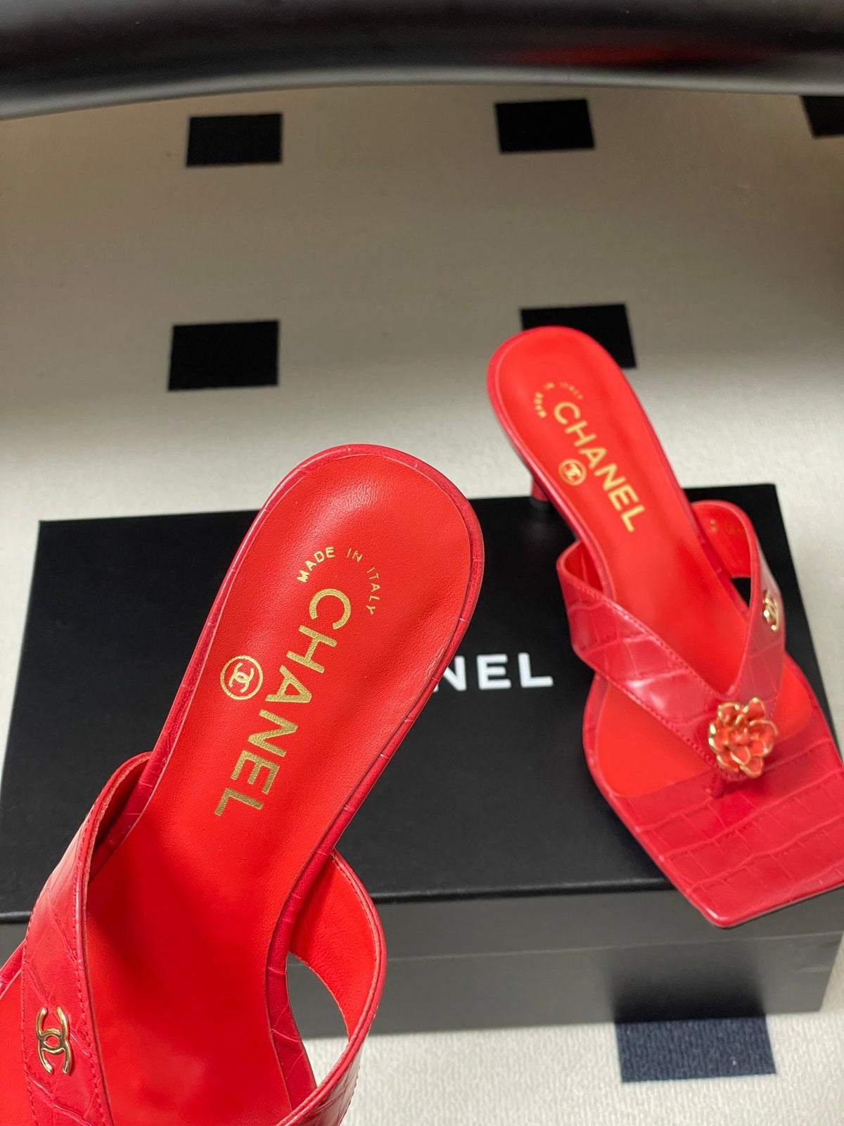 CC 26s Camellia High-Heeled Sandals Square Toe 6cm Red Embossed Leather 834724