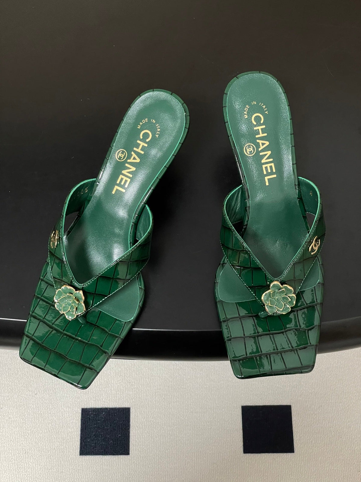 CC 26s Camellia High-Heeled Sandals Square Toe 6cm Green Embossed Leather 834725