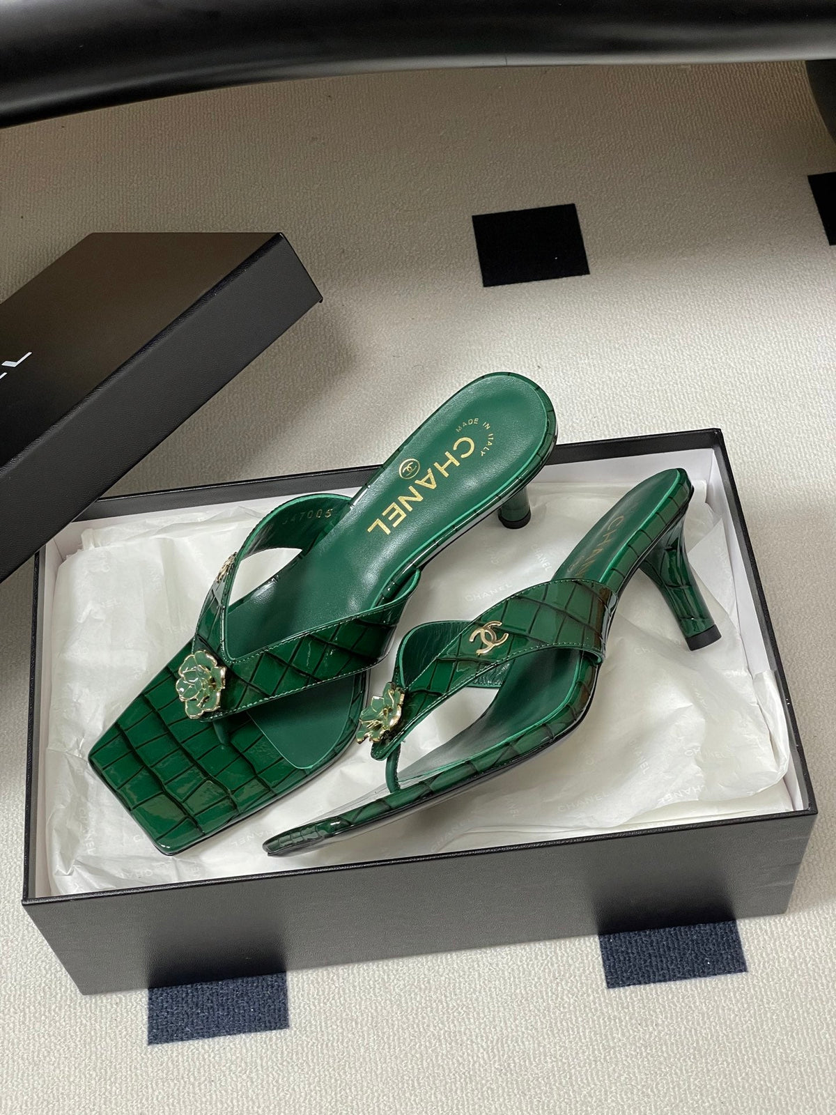 CC 26s Camellia High-Heeled Sandals Square Toe 6cm Green Embossed Leather 834725
