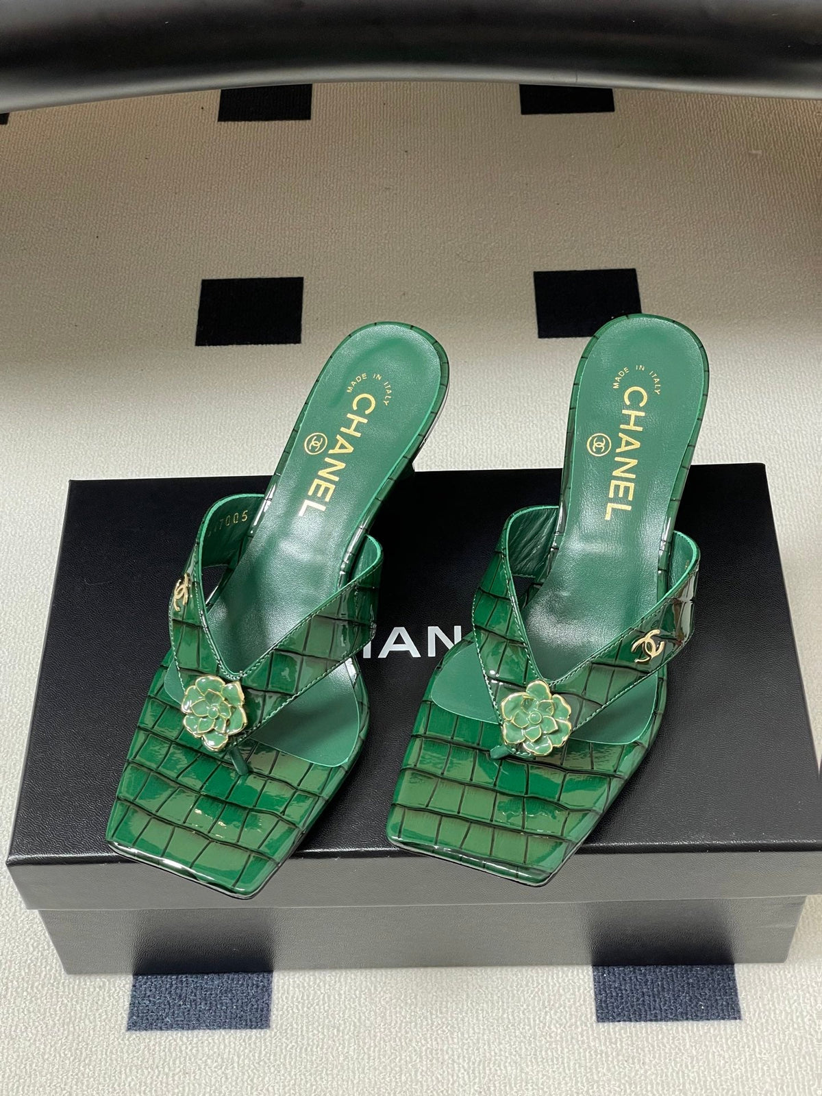 CC 26s Camellia High-Heeled Sandals Square Toe 6cm Green Embossed Leather 834725