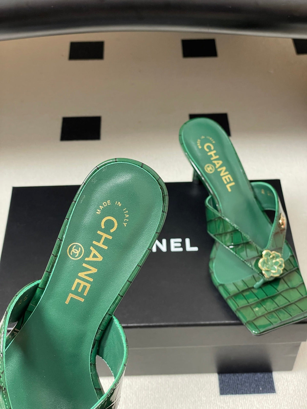 CC 26s Camellia High-Heeled Sandals Square Toe 6cm Green Embossed Leather 834725