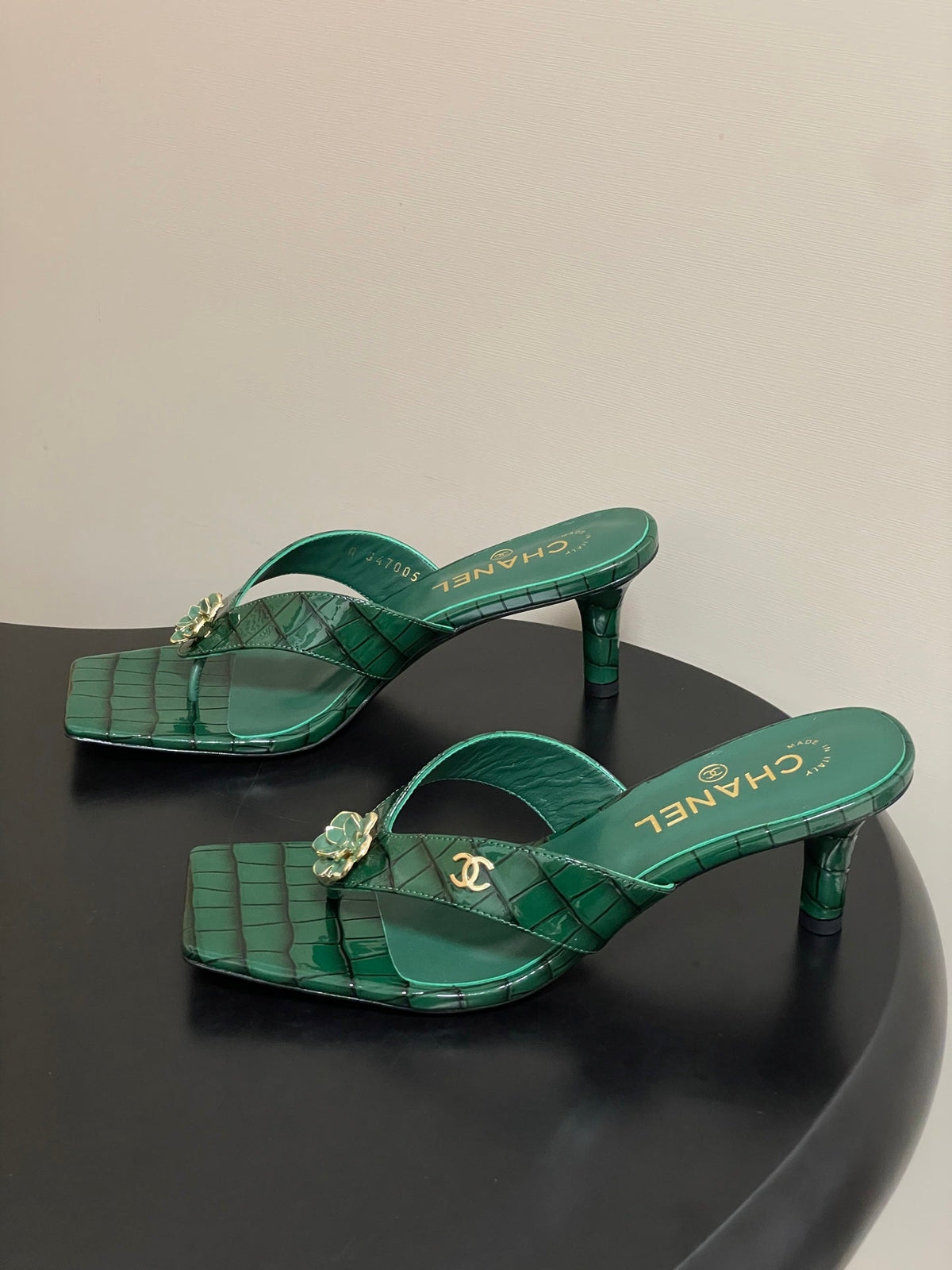 CC 26s Camellia High-Heeled Sandals Square Toe 6cm Green Embossed Leather 834725