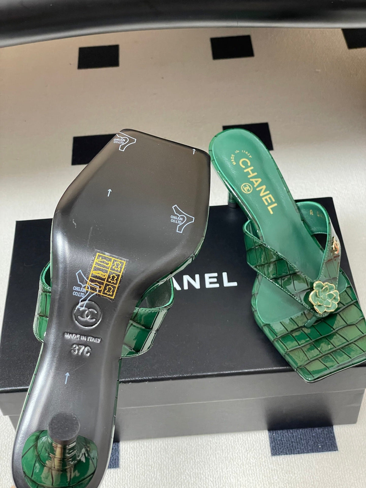 CC 26s Camellia High-Heeled Sandals Square Toe 6cm Green Embossed Leather 834725