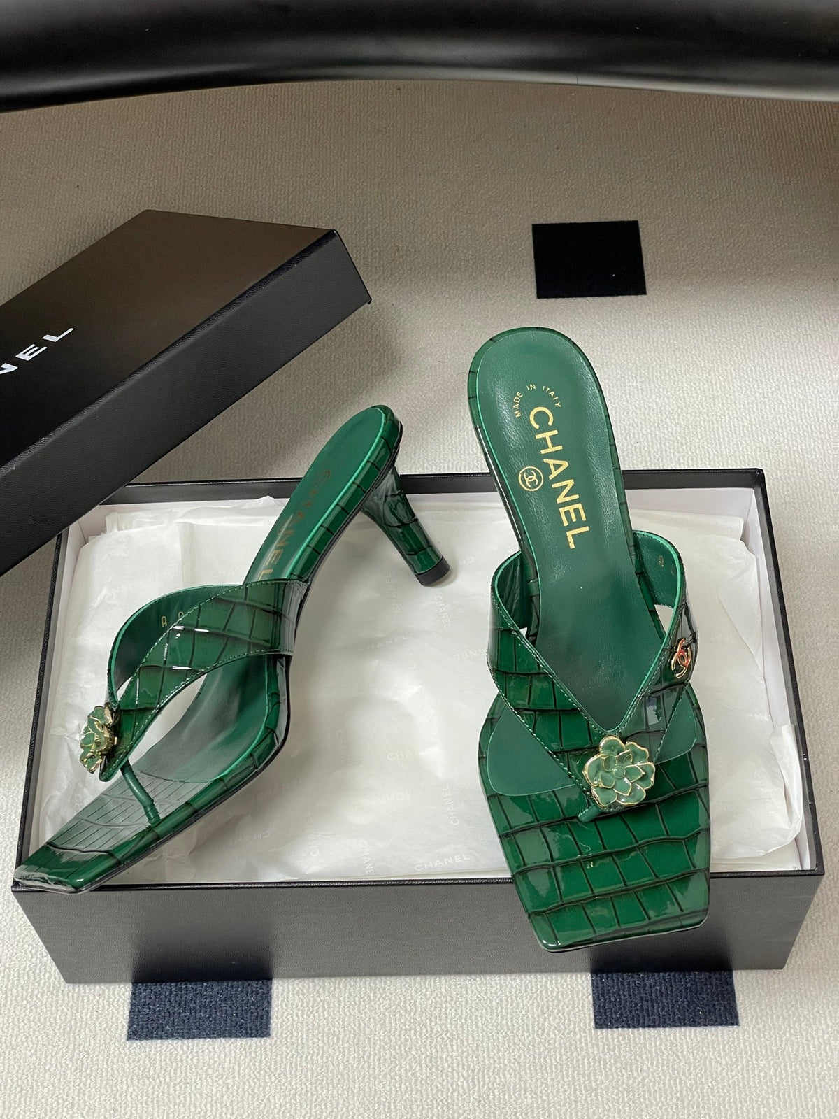 CC 26s Camellia High-Heeled Sandals Square Toe 6cm Green Embossed Leather 834725