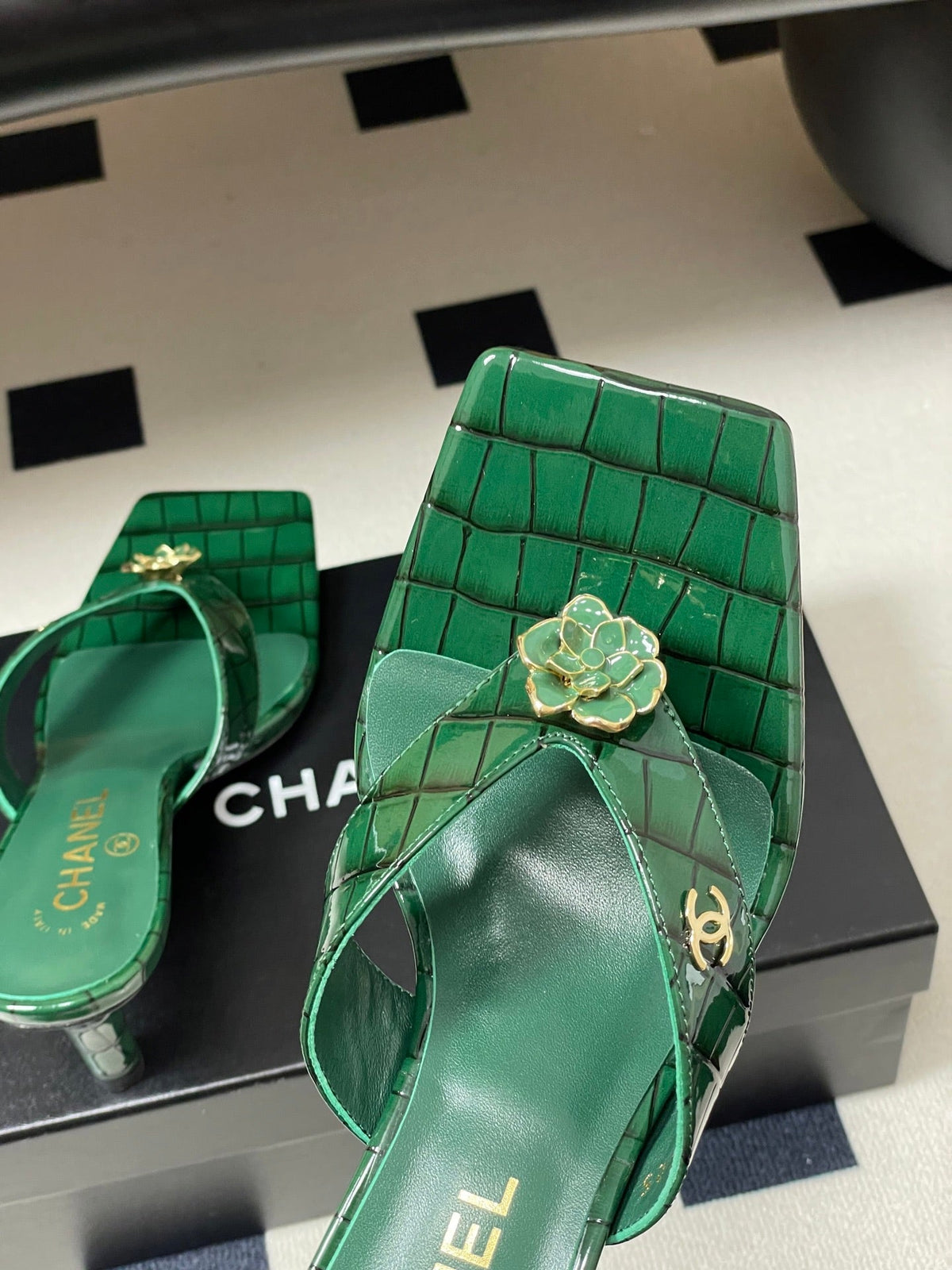 CC 26s Camellia High-Heeled Sandals Square Toe 6cm Green Embossed Leather 834725