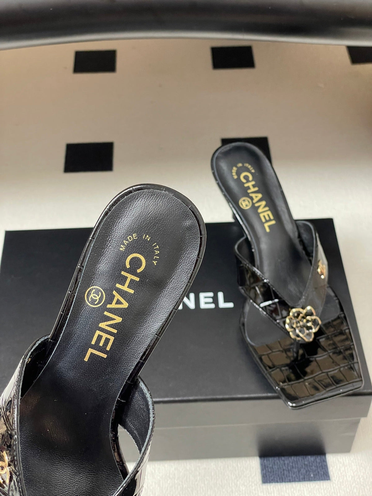 CC 26s Camellia High-Heeled Sandals Square Toe 6cm Black Embossed Leather 834726