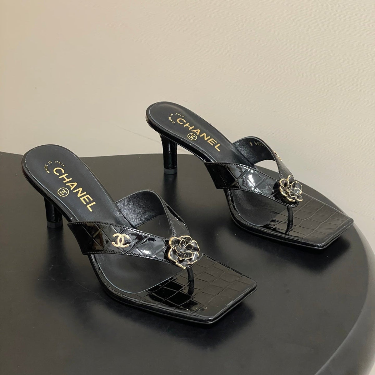 CC 26s Camellia High-Heeled Sandals Square Toe 6cm Black Embossed Leather 834726