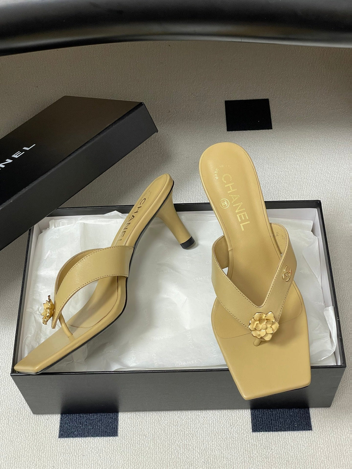CC 26s Camellia High-Heeled Sandals Square Toe 6cm Beige Leather 834727