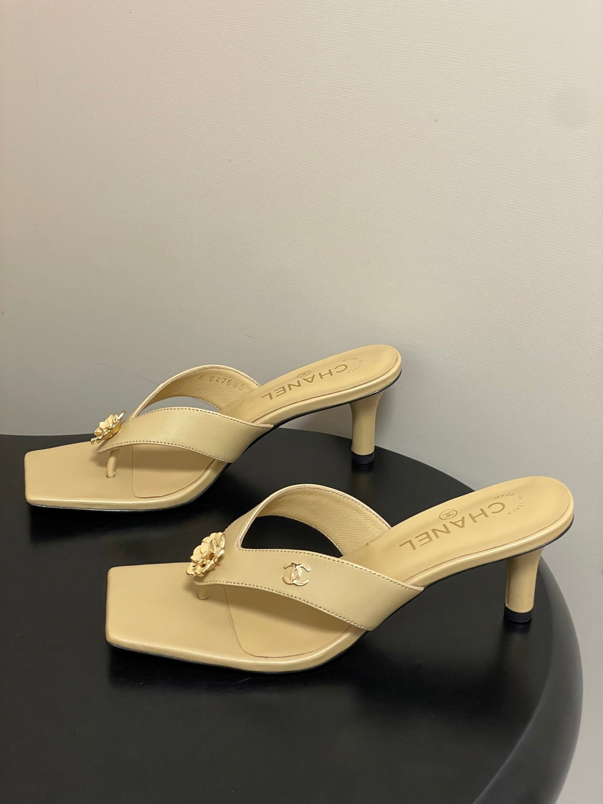 CC 26s Camellia High-Heeled Sandals Square Toe 6cm Beige Leather 834727
