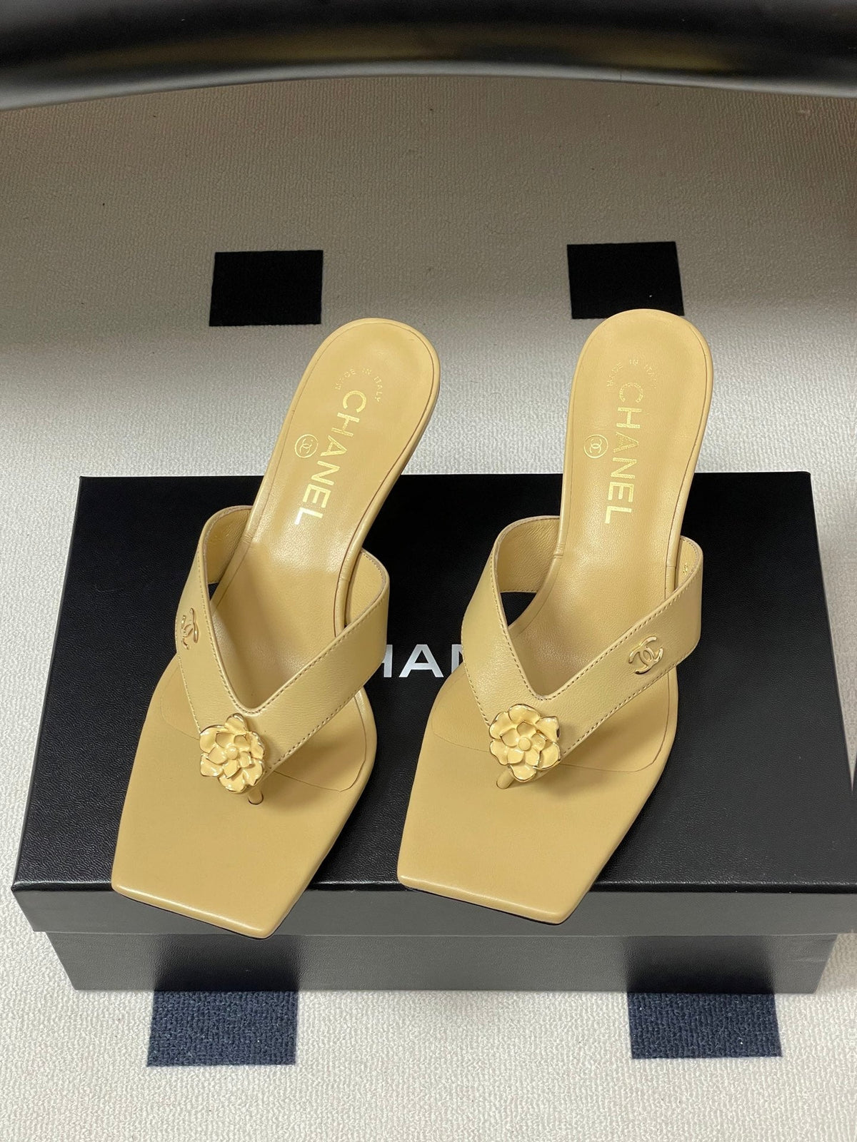 CC 26s Camellia High-Heeled Sandals Square Toe 6cm Beige Leather 834727