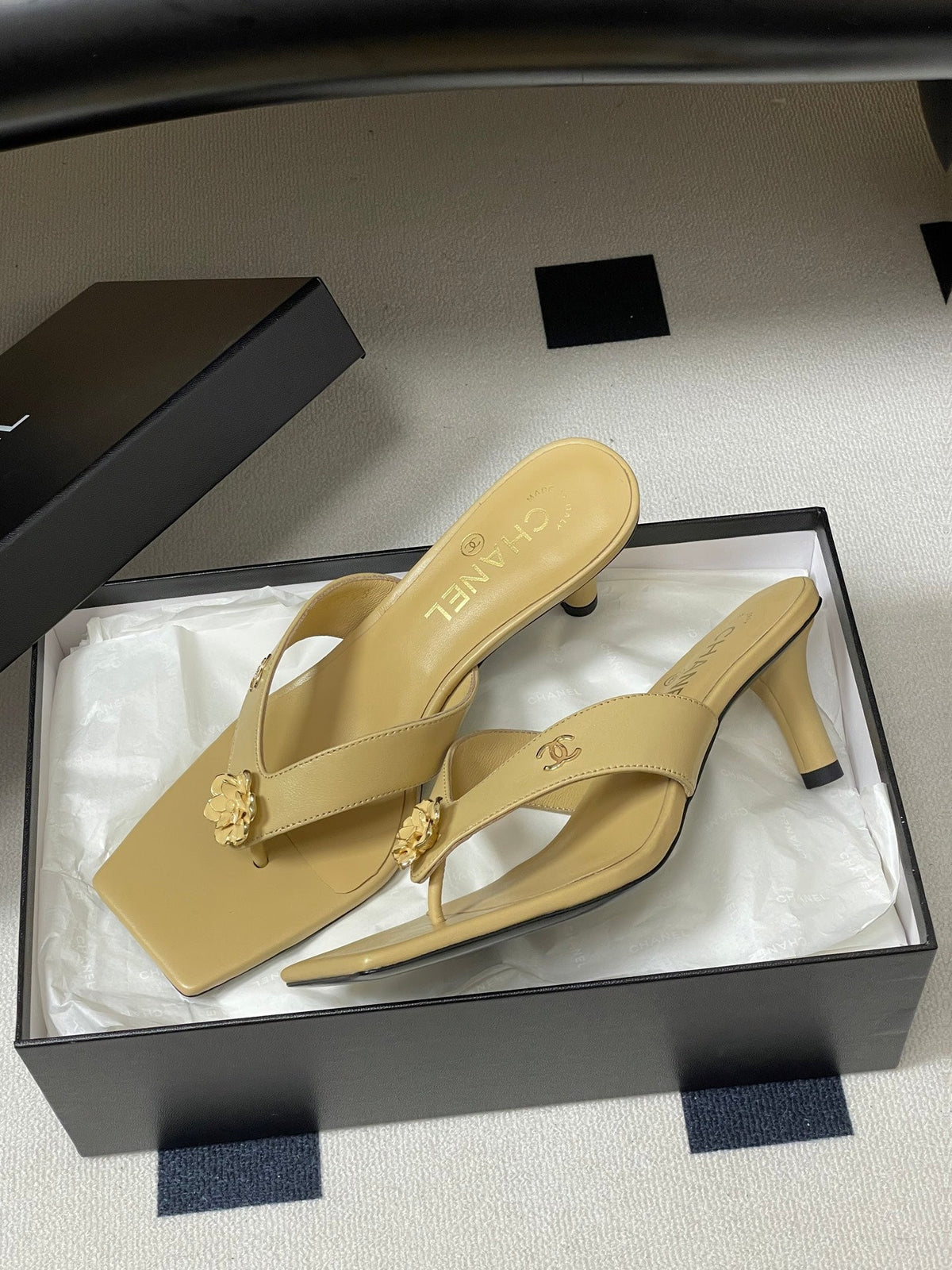 CC 26s Camellia High-Heeled Sandals Square Toe 6cm Beige Leather 834727