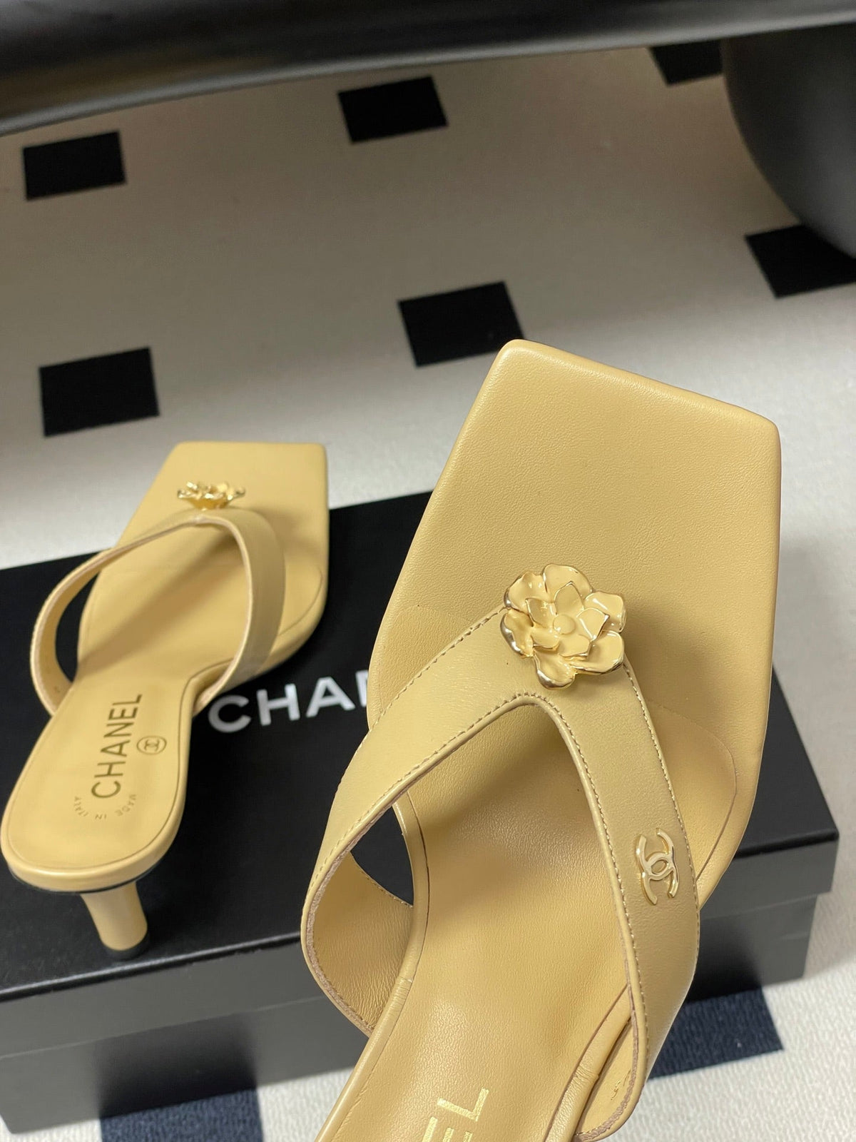 CC 26s Camellia High-Heeled Sandals Square Toe 6cm Beige Leather 834727