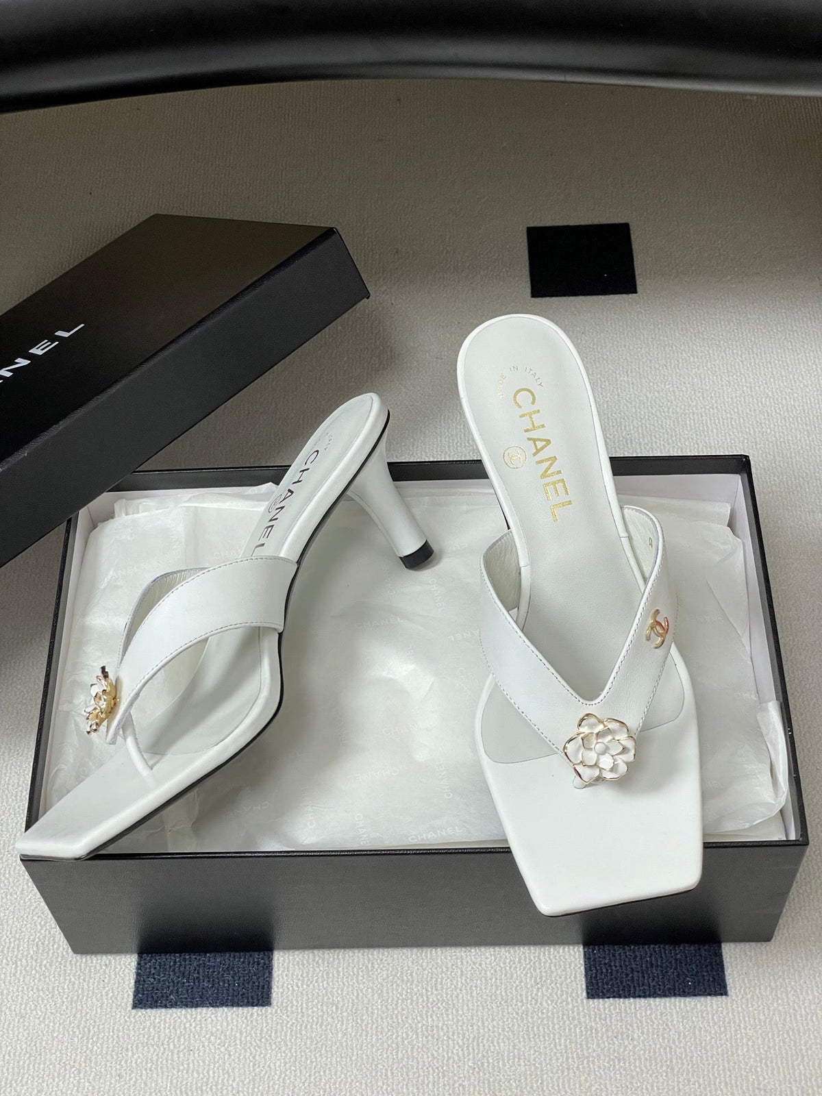 CC 26s Camellia High-Heeled Sandals Square Toe 6cm White Leather 834728