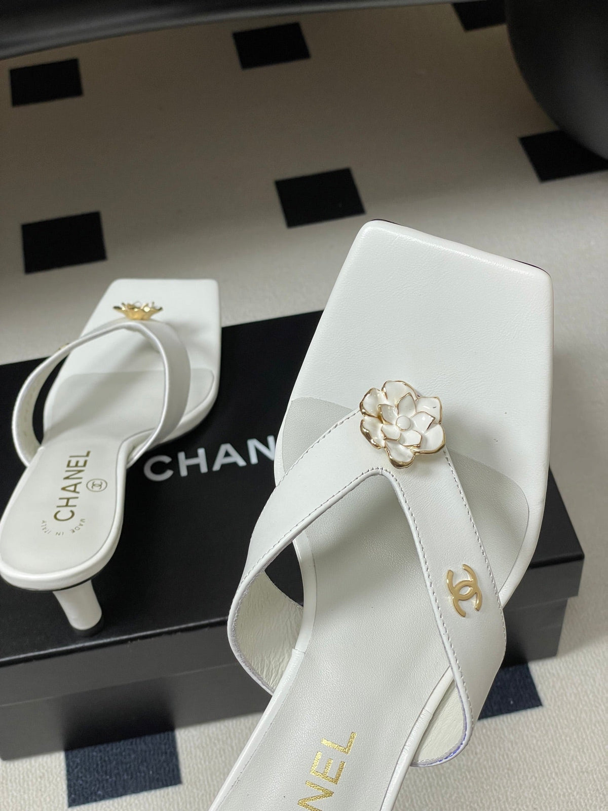 CC 26s Camellia High-Heeled Sandals Square Toe 6cm White Leather 834728
