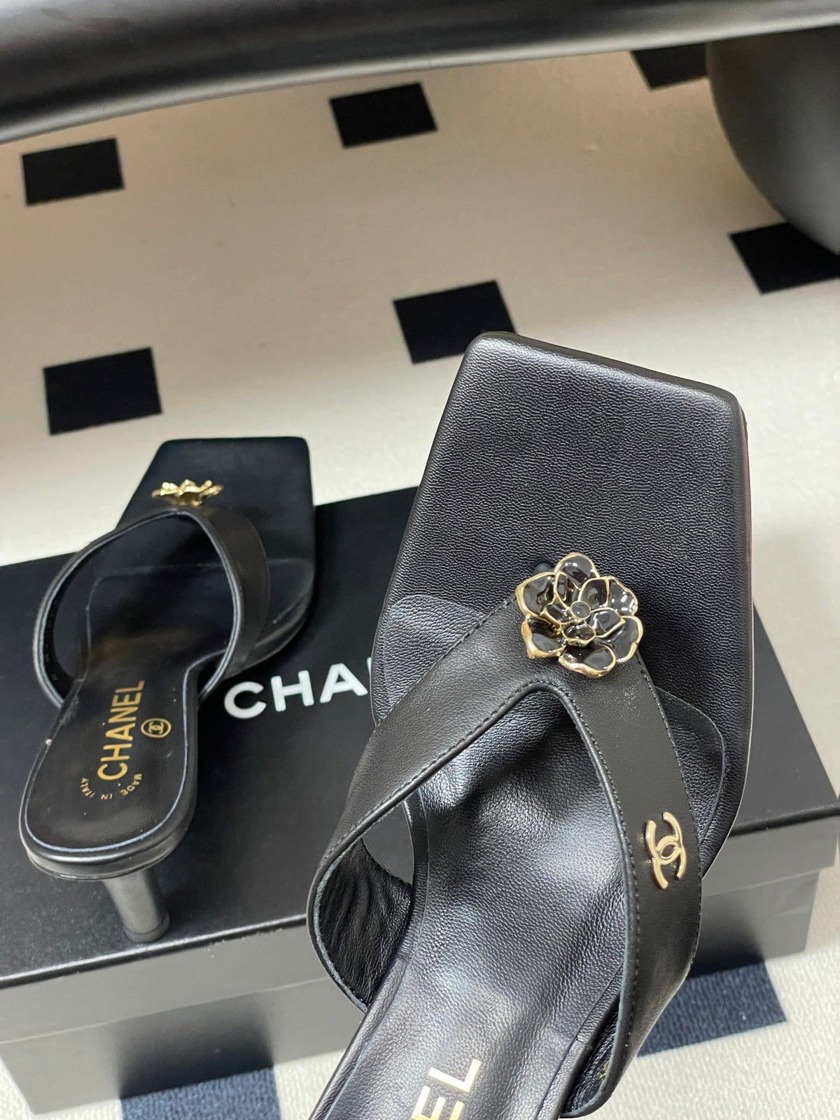 CC 26s Camellia High-Heeled Sandals Square Toe 6cm Black Leather 834729