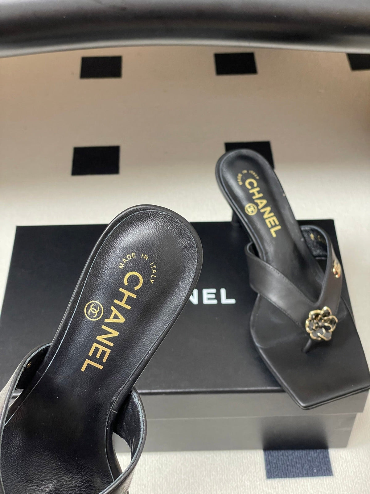 CC 26s Camellia High-Heeled Sandals Square Toe 6cm Black Leather 834729