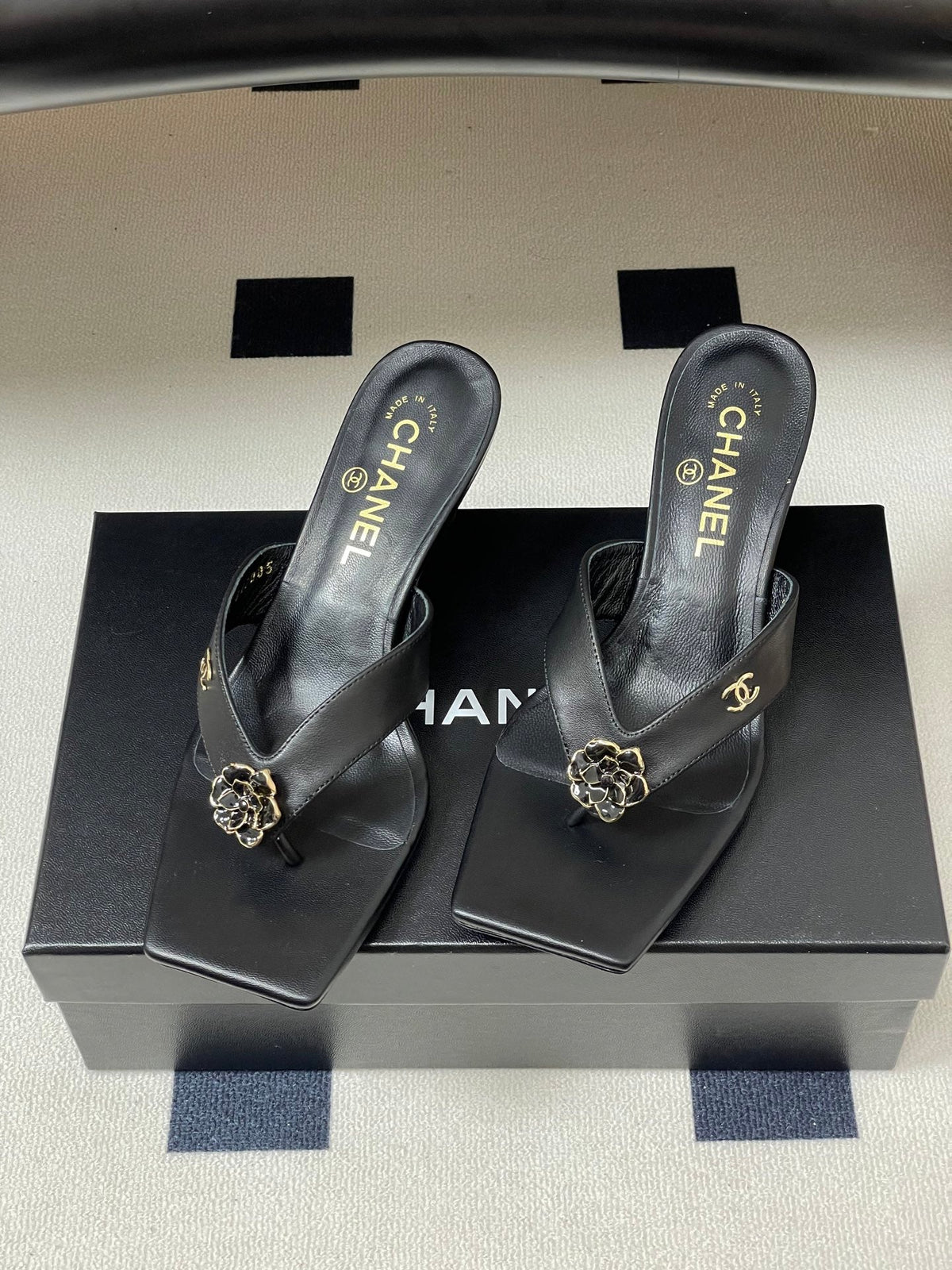 CC 26s Camellia High-Heeled Sandals Square Toe 6cm Black Leather 834729