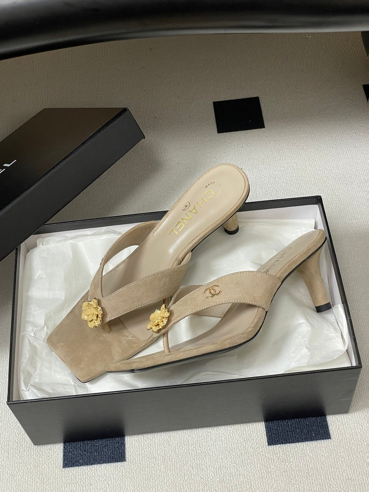 CC 26s Camellia High-Heeled Sandals Square Toe 6cm Taupe Suede 834730