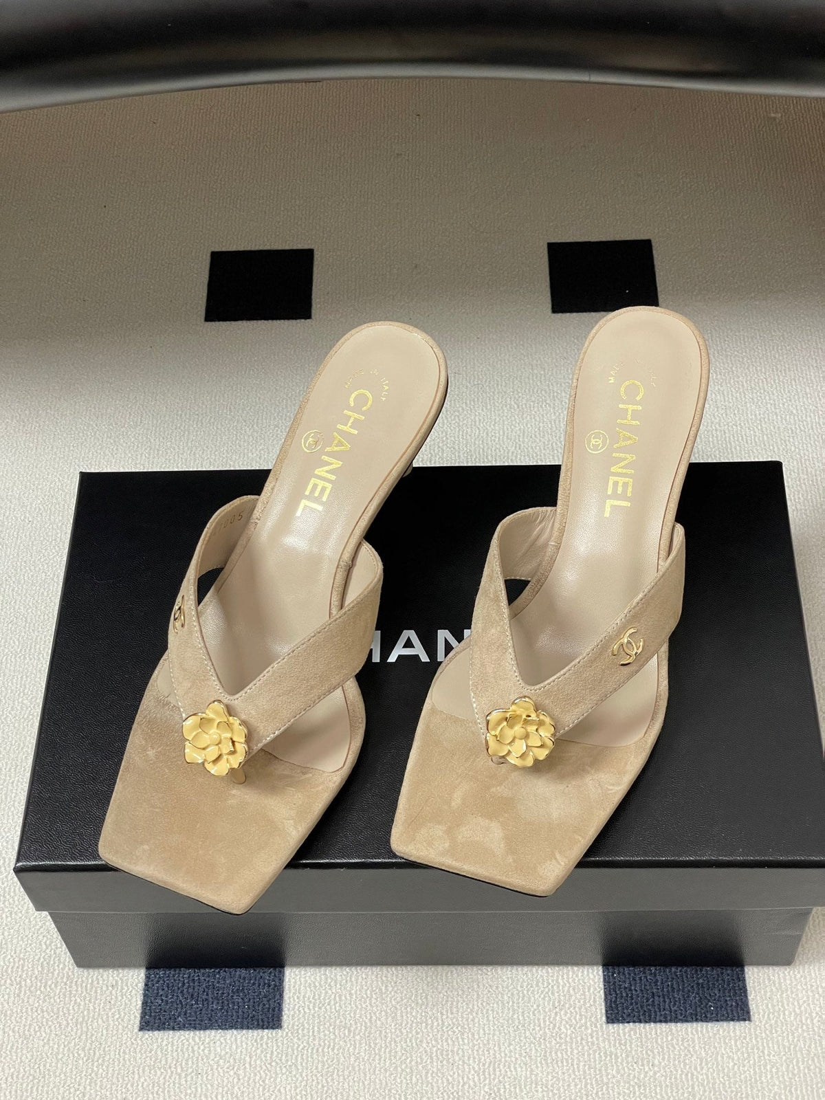 CC 26s Camellia High-Heeled Sandals Square Toe 6cm Taupe Suede 834730