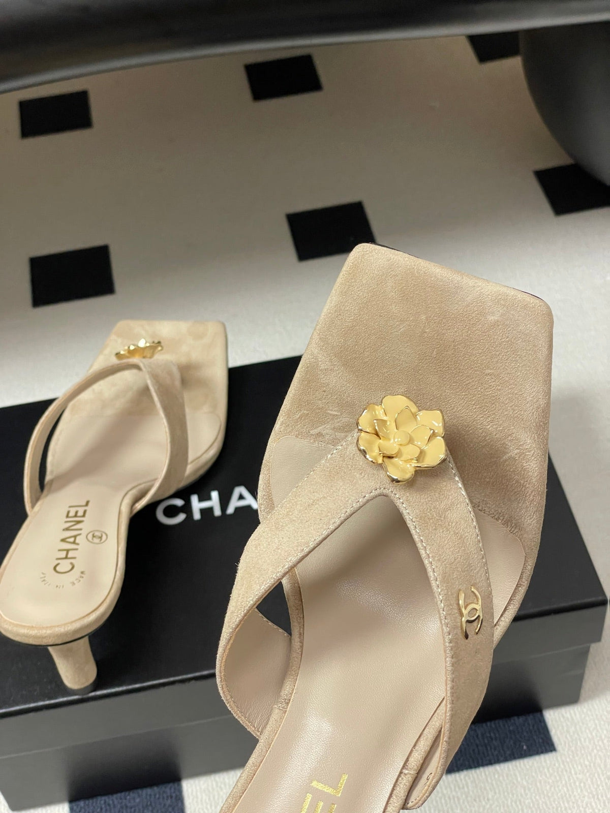 CC 26s Camellia High-Heeled Sandals Square Toe 6cm Taupe Suede 834730