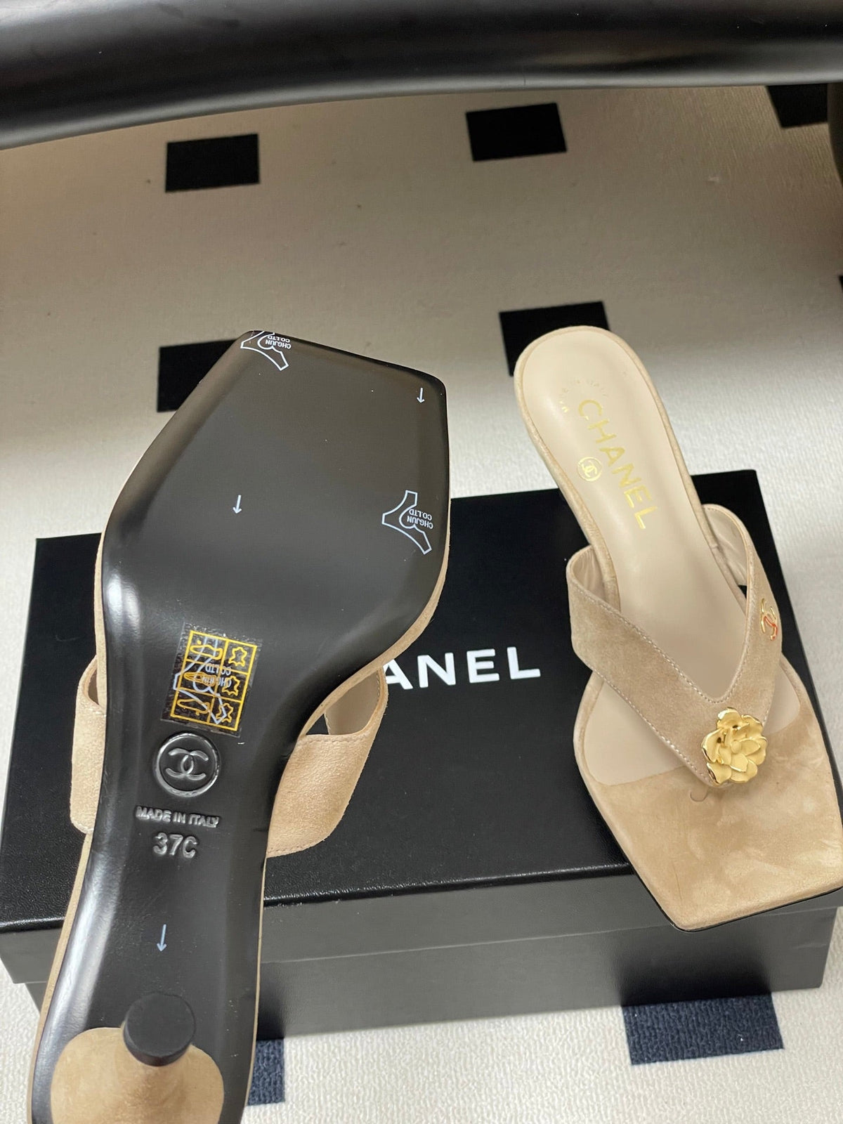 CC 26s Camellia High-Heeled Sandals Square Toe 6cm Taupe Suede 834730