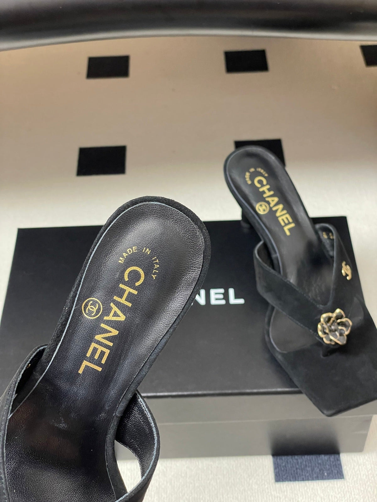 CC 26s Camellia High-Heeled Sandals Square Toe 6cm Black Suede 834731