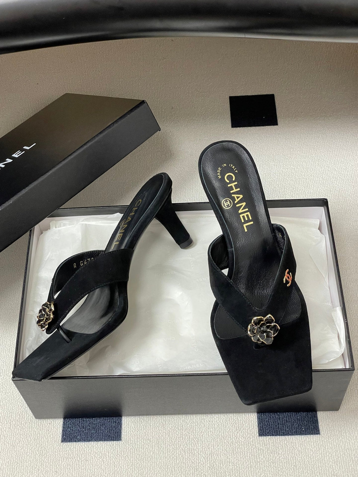 CC 26s Camellia High-Heeled Sandals Square Toe 6cm Black Suede 834731