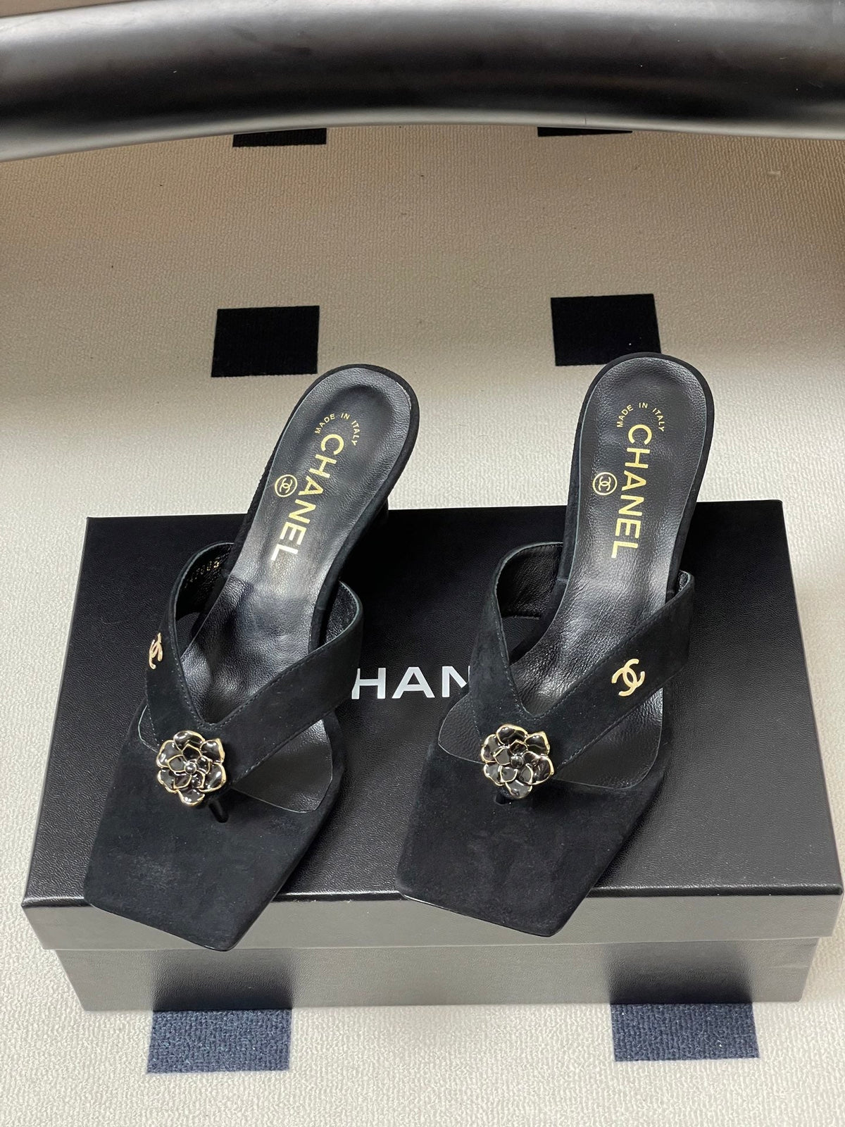 CC 26s Camellia High-Heeled Sandals Square Toe 6cm Black Suede 834731
