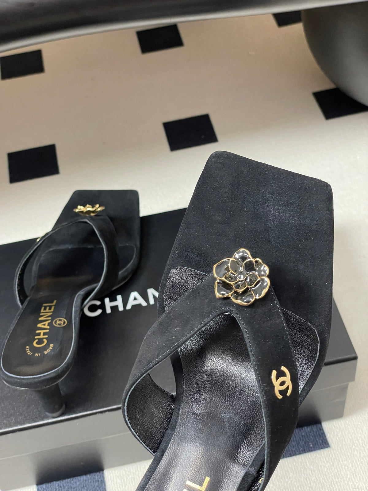 CC 26s Camellia High-Heeled Sandals Square Toe 6cm Black Suede 834731