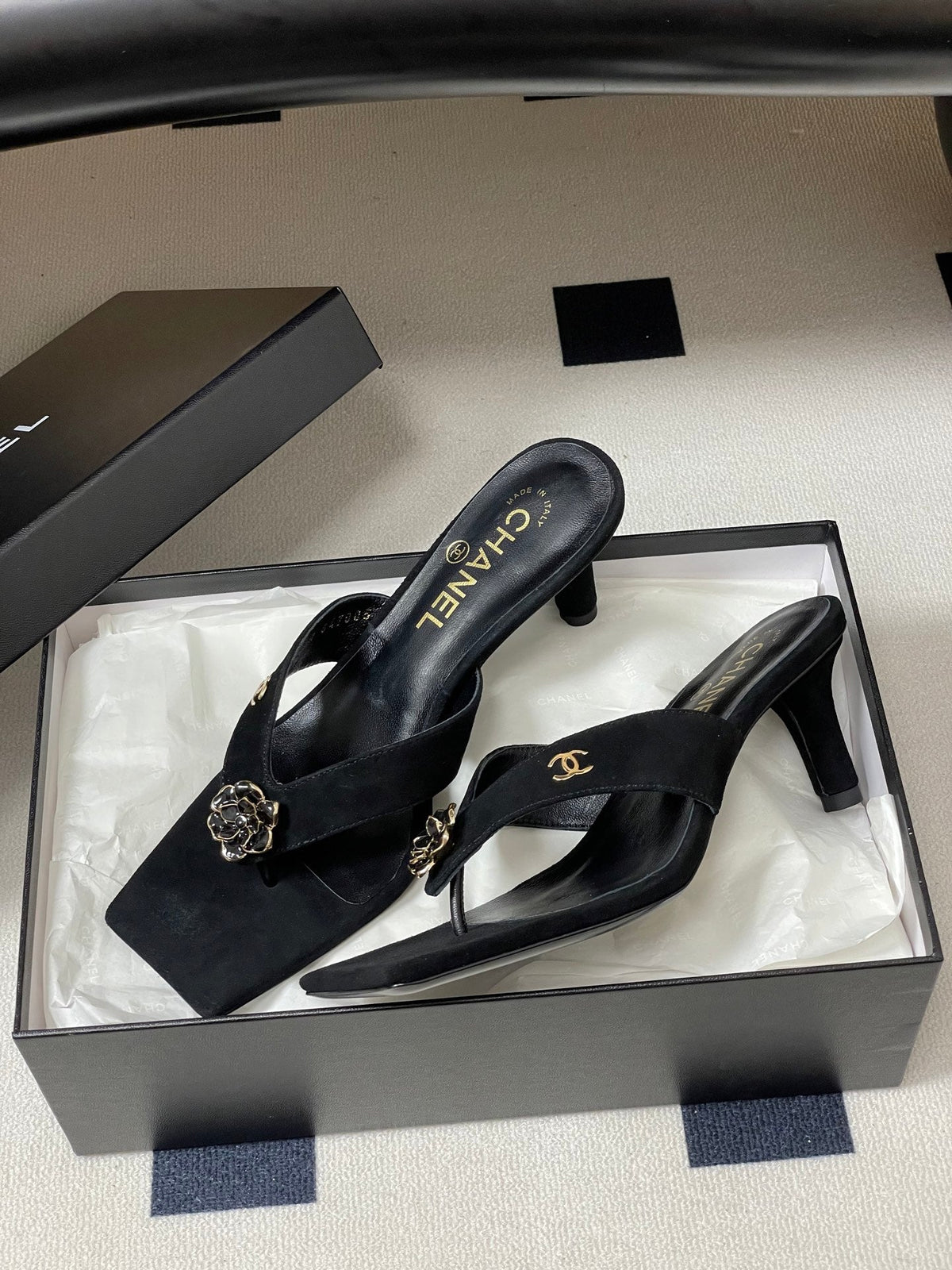 CC 26s Camellia High-Heeled Sandals Square Toe 6cm Black Suede 834731
