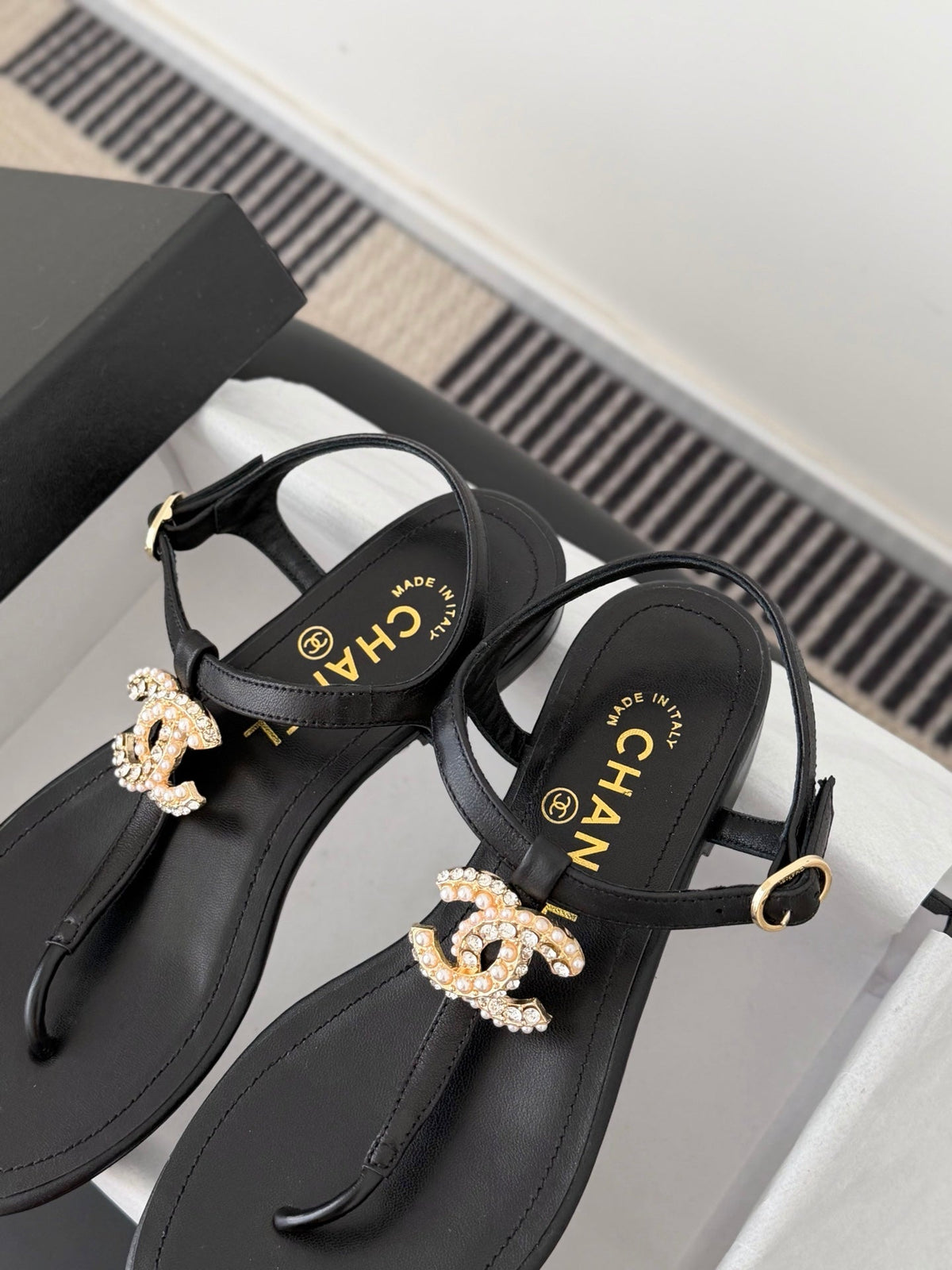 CC Strappy Sandals Black Sheepskin 670385