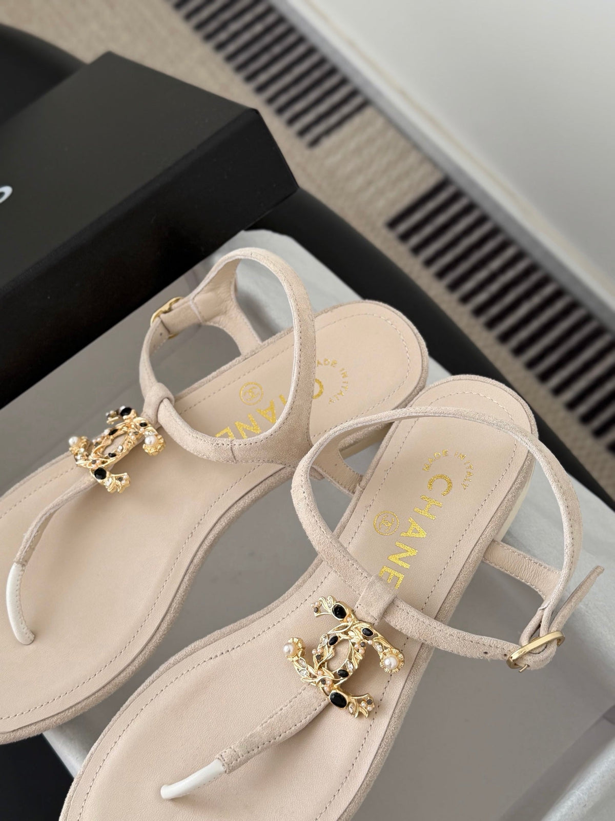 CC Strappy Sandals White Suede Sheepskin 670388