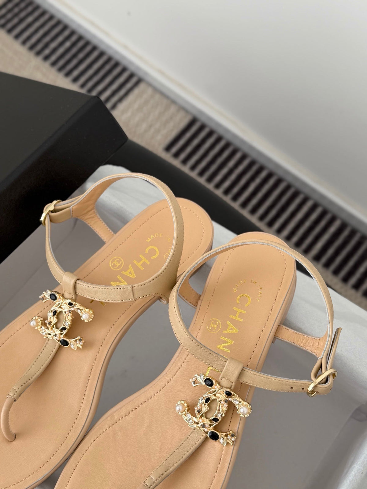 CC Strappy Sandals Beige Sheepskin 670392