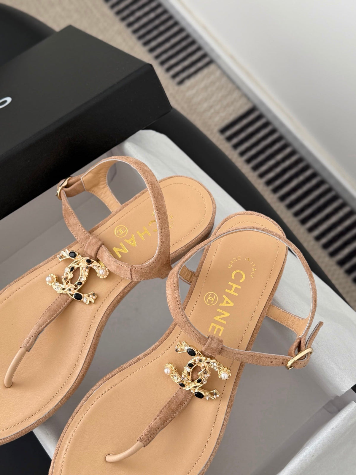 CC Strappy Sandals Beige Suede Sheepskin 670393
