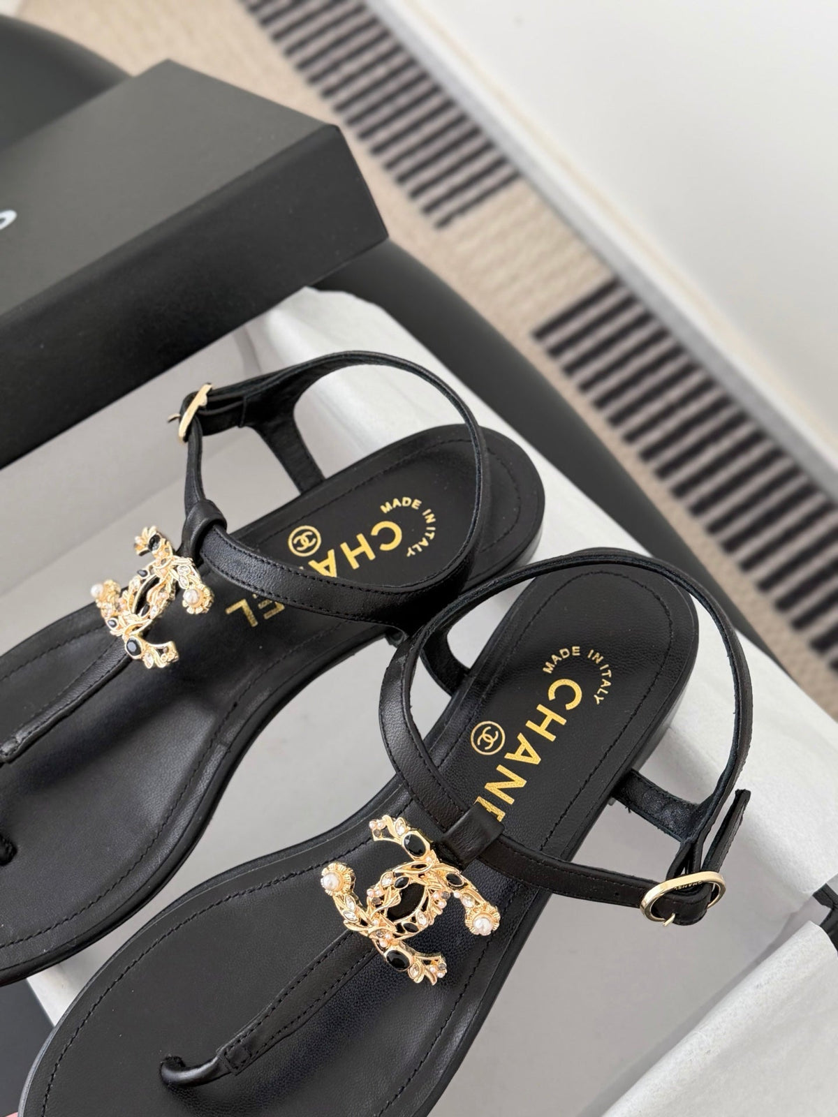 CC Strappy Sandals Black Sheepskin 670394