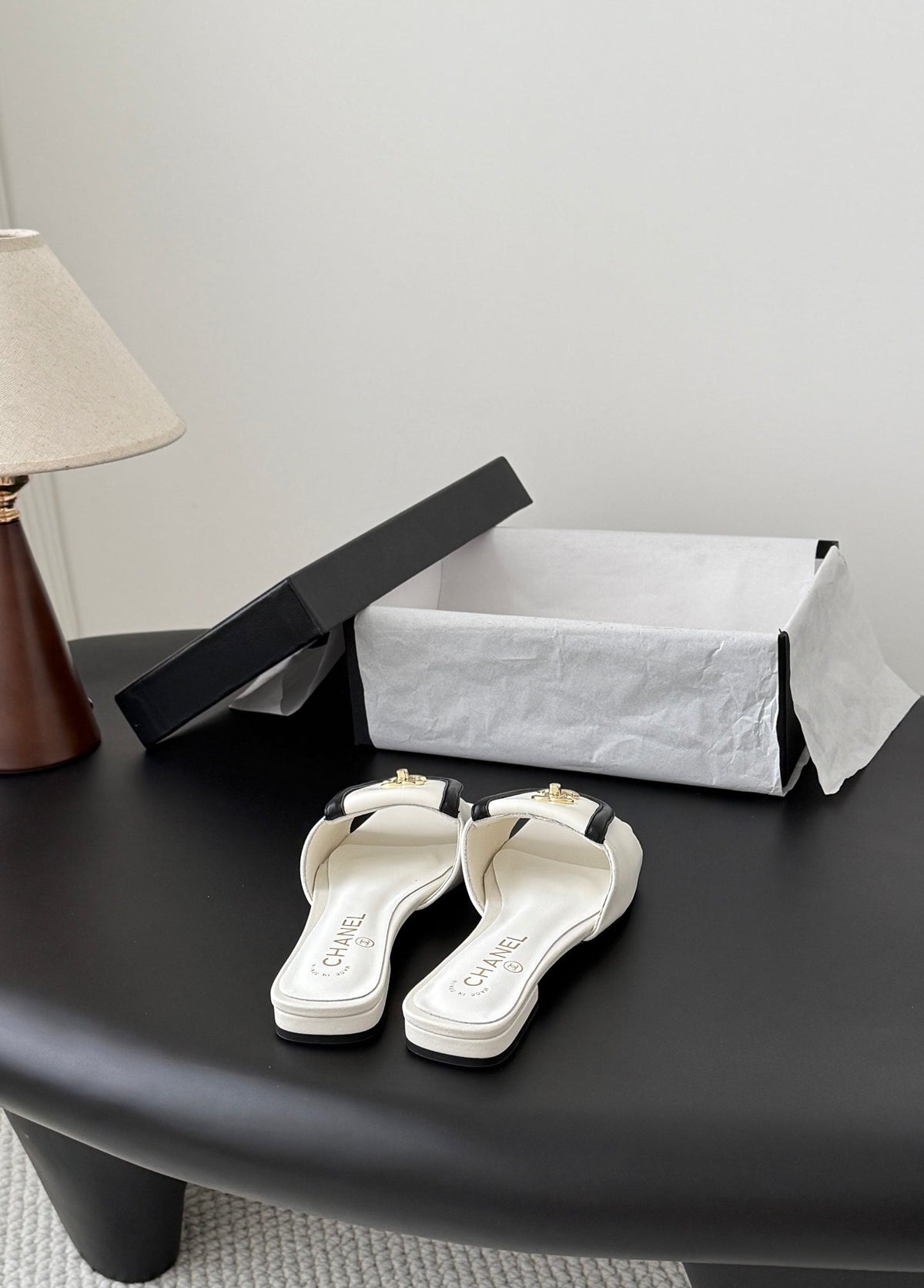 CC 26C Slippers Flat White Black Sheepskin 717798