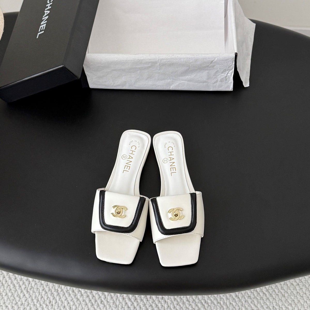 CC 26C Slippers Flat White Black Sheepskin 717798